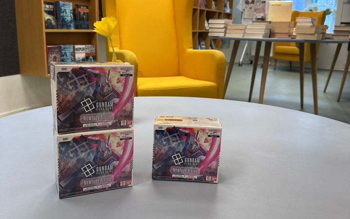 Gundam Card Game GD01 Newtype Rising booster display — tre displays på lager hos BoosterBox