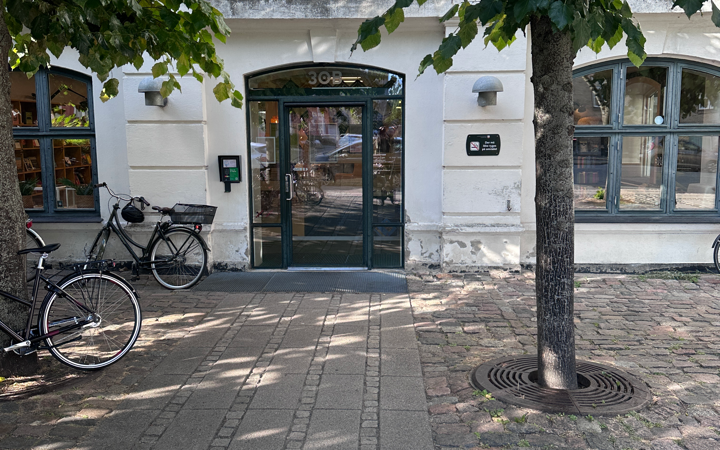 Indgangen til Medborgerhuset på Danasvej