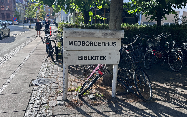 Skiltet ved indgangen: Medborgerhus og Bibliotek, Danasvej